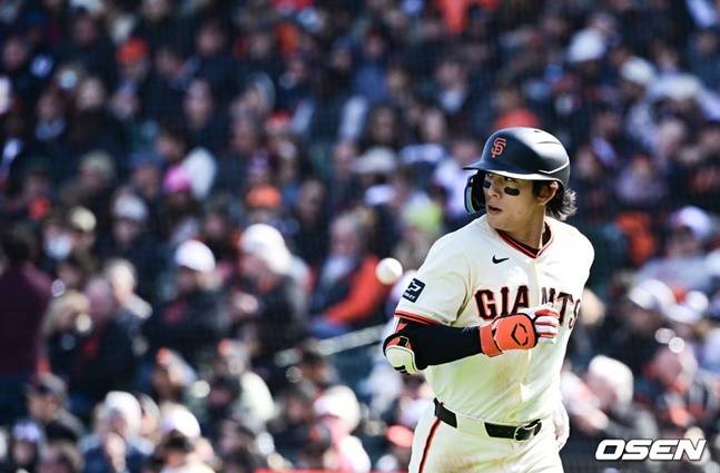 샌프란시스코 자이언츠 이정후가 미국 캘리포니아주 샌프란시스코 오라클 파크에서 열린 샌디에이고 파드리스와 2024 메이저리그(MLB) 홈 개막전에서 1번 타자 중견수로 선발 출전해 8회말 내야 땅볼로 물러난 뒤 아쉬운 표정을 짓고 있다.