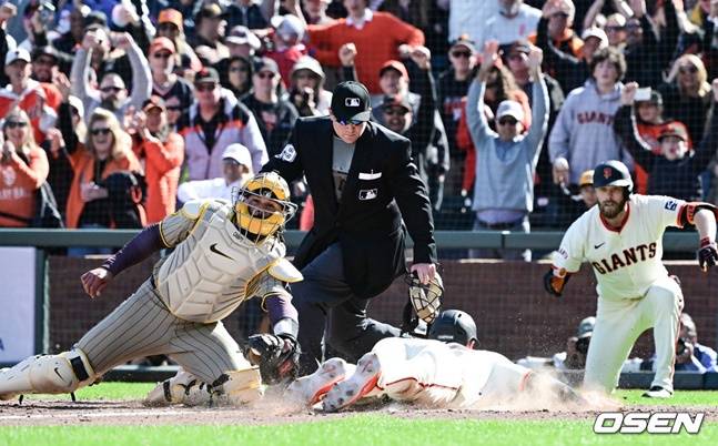 샌프란시스코 자이언츠 맷 채프먼(가운데)이 미국 캘리포니아주 샌프란시스코 오라클 파크에서 열린 샌디에이고 파드리스와 2024 메이저리그(MLB) 홈 개막전에서 헤드 퍼스트 슬라이딩해 결승 득점을 만들어내고 있다.