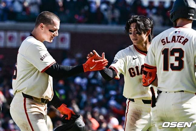 샌프란시스코 자이언츠 이정후(가운데)가 미국 캘리포니아주 샌프란시스코 오라클 파크에서 열린 샌디에이고 파드리스와 2024 메이저리그(MLB) 홈 개막전에서 끝내기 승리 후 동료들과 하이파이브를 하고 있다.