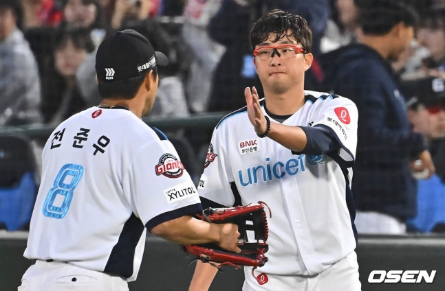 6일 부산 사직구장에서 2024 신한 SOL 뱅크 KBO 리그 롯데 자이언츠와 두산 베어스의 경기가 열렸다. 롯데 자이언츠 선발 투수 박세웅(오른쪽)이 7회초 수비를 무실점으로 막고 전준우와 하이파이브를 하고 있다.