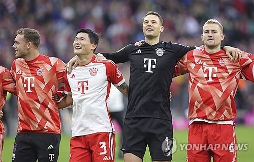 바이에른 뮌헨은 6일 오후 10시30분 독일 하이덴하임에 위치한 포이트 아레나에서 FC하이덴하임과 분데스리가 28라운드 원정 경기를 치른다. 경기를 앞두고 각종 매체들이 김민재의 선발 출전 가능성을 점쳤다. 이번 시즌 전반기 동안 뮌헨 주전 센터백으로 활약해 온 김민재는 최근 4경기 연속 벤치에서 출발했지만 하이덴하임 원정을 앞두고 5경기 만에 선발 라인업에 복귀할 수 있다는 추측이 나왔다. 연합뉴스