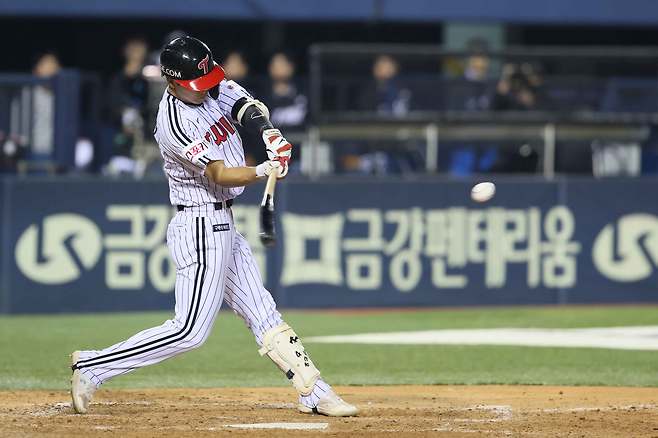 LG 트윈스는 6일 서울 잠실야구장에서 열린 2024 신한 SOL Bank KBO리그 KT 위즈와의 홈경기에서 8-4로 승리했다. 하루 전 연장 10회에서 7-8로 진 것을 시원하게 설욕했다. 이날 4-4로 맞선 9회말 1사 만루서 구본혁(사진)이 끝내기 만루 홈런을 터트렸다. 구본혁의 끝내기 만루 홈런은 개인 1호이며 KBO리그 통산 23호다. LG 트윈스 제공