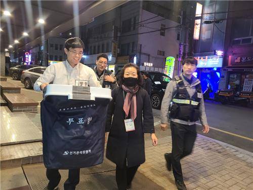 경찰, 참관인과 사전투표함을 이송하는 모습 [촬영 김철선]