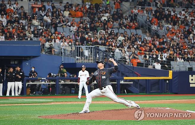 고척에 선 류현진 (서울=연합뉴스) 류영석 기자 = 5일 서울 고척스카이돔에서 열린 프로야구 2024 KBO리그 한화 이글스와 키움 히어로즈의 경기.
    3회말 한화 선발 류현진이 역투하고 있다. 2024.4.5 ondol@yna.co.kr