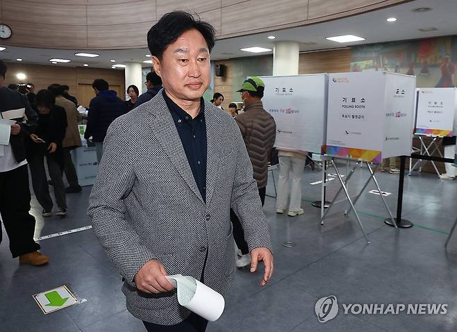 사전투표하는 김준혁 후보 (수원=연합뉴스) 서대연 기자 = 제22대 국회의원선거 수원정에 출마한 더불어민주당 김준혁 후보가 5일 오전 경기도 수원시 광교1동행정복지센터에 마련된 사전투표소에서 사전투표를 위해 기표소로 향하고 있다. 2024.4.5 dwise@yna.co.kr