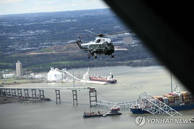 볼티모어 교량 붕괴 현장을 살피는 조 바이든 대통령 전용헬기 [AFP 연합뉴스자료사진. 재판매 및 DB 금지]