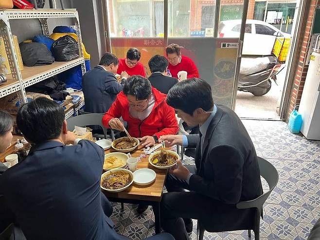 6일 부산 사하구에 있는 한 중식당에서 식사 하는 국민의힘 한동훈 비상대책위원장 겸 총괄선거대책위원장, 비서실장인 김형동 의원과 당직자들의 모습 [국민의힘 김형동 의원 페이스북 캡처. 재판매 및 DB 금지]