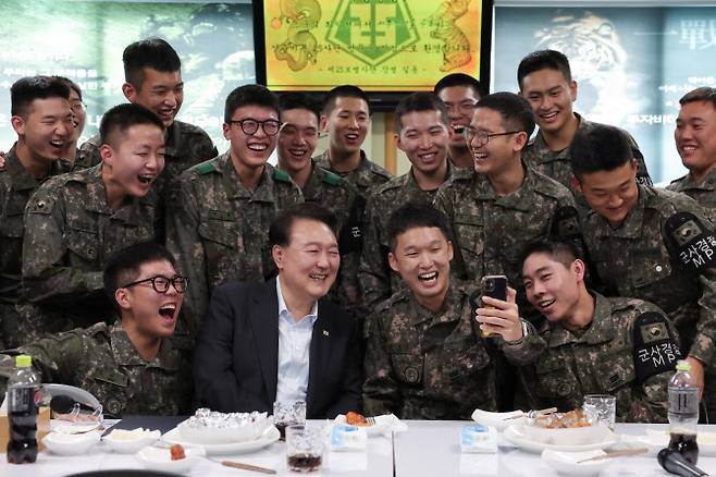 윤석열 대통령이 2023년 추석 연휴 중 경기도 연천군 육군 제25사단의 한 소초에서 장병들을 만나 함께 기념촬영을 하고 있다. (출처=대통령실)