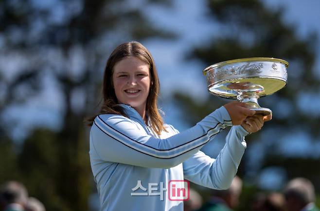로티 워드가 7일(한국시간) 열린 오거스타 내셔널 여자 아마추어에서 우승한 뒤 트로피를 들어 올리고 있다.(사진=ANWA)