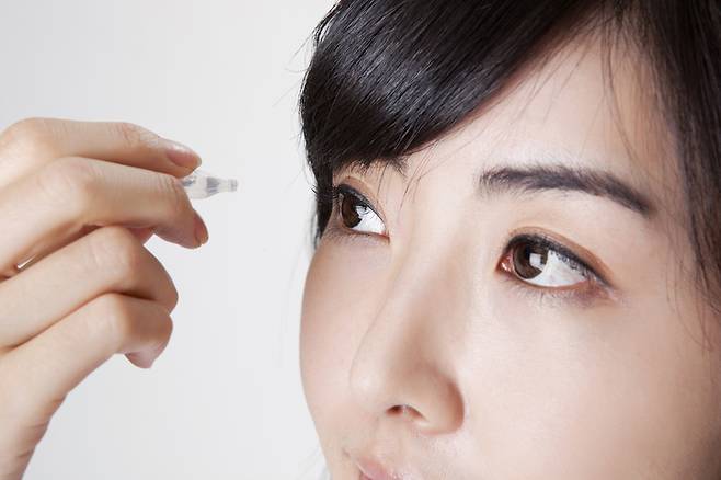 지나치게 잦은 인공눈물 점안은 안구 표면의 점액까지 씻어 내려 안구건조증을 더 악화시킬 수 있다. [사진=게티이미지뱅크]