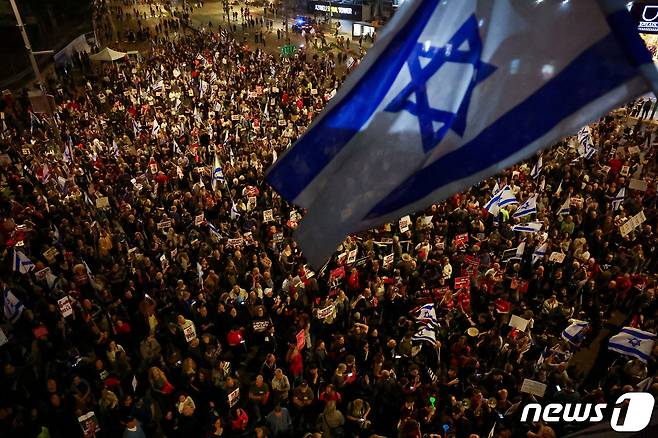 이스라엘 텔아비브에서 6일(현지시간) 반전 시위가 열렸다. 이날 시위에는 10만명이 참여했다고 주최 측은 추산했다. 2024.04.06. ⓒ 로이터=뉴스1 ⓒ News1 정윤영 기자