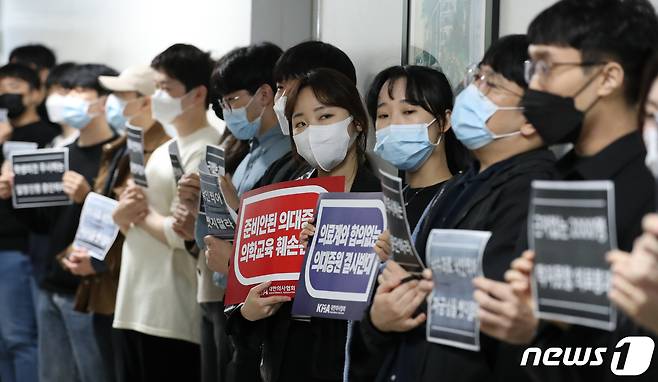 충남대학교 의대·병원 비상대책위원회 소속 교수들과 의과대학 학생들이 5일 의대 운영대학 현장간담회에 참석하기 위해 충남대병원 의과대학을 방문한 이주호 사회부총리 겸 교육부 장관에게 항의 시위를 하고 있다. /뉴스1 ⓒ News1 김기태 기자