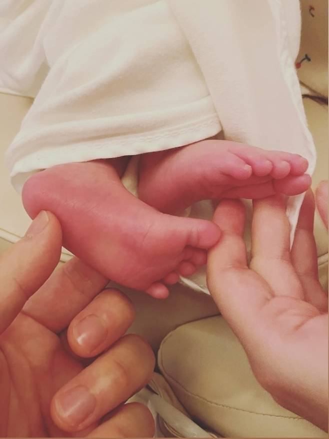 이승기와 이다인의 첫 아이 발. 사진 | 이다인 개인 채널