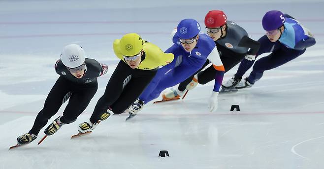 선두에서 질주하는 박지원

    (서울=연합뉴스) 신현우 기자 = 7일 서울 양천구 목동아이스링크에서 열린 2024-2025시즌 쇼트트랙 국가대표 1차 선발전 남자 1,000ｍ 예선 4조. 박지원(흰 헬멧)이 레이스를 펼치고 있다. 2024.4.7

    nowwego@yna.co.kr

(끝)





<저작권자(c) 연합뉴스, 무단 전재-재배포, AI 학습 및 활용 금지>