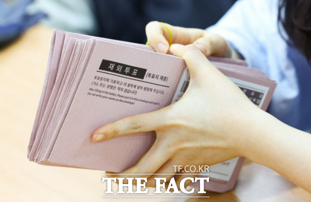 재외투표지는 외교행낭을 통해 국내로 이송된다. 확인과 분류 작업을 거쳐 등기우편으로 관할 구·시·군선거관리위원회에 보내진다. 개표는 오는 10일 국내투표와 함께 이뤄진다. /뉴시스