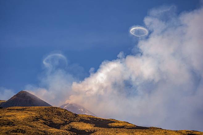 에트나 화산에서 관측된 도넛 모양의 연기. /AP=연합뉴스