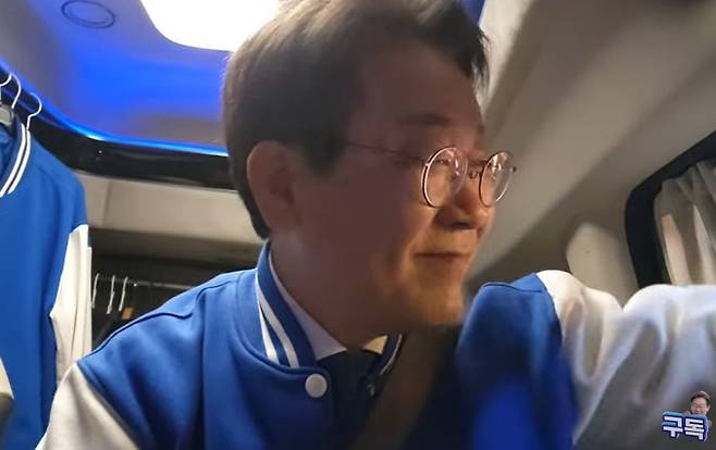이재명 대표가 "일하는 척했네"라고 말한 뒤 지지자들에게 웃으며 인사하고 있다. /유튜브 채널 '이재명'