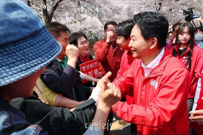 원희룡 국민의힘 인천 계양을 후보가 7일 오후 인천 계양구 계양서부천벚꽃길에서 열린 집중유세에서 시민들에게 지지를 호소하고 있다. ⓒ데일리안 홍금표 기자