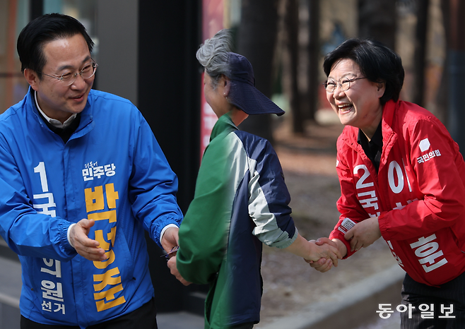 서울 중성동을에 출마한 박성준 더불어민주당 후보(왼쪽 사진)와 이혜훈 국민의힘 후보가 유권자들과 악수를 나누고 있다. 박형기 기자 oneshot@donga.com