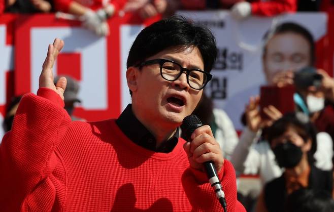 한동훈 국민의힘 비상대책위원장 겸 총괄 선거대책위원장이 7일 대전 노은역광장에서 대전 지역 후보들에 대한 지지를 호소하고 있다. 연합뉴스 제공.