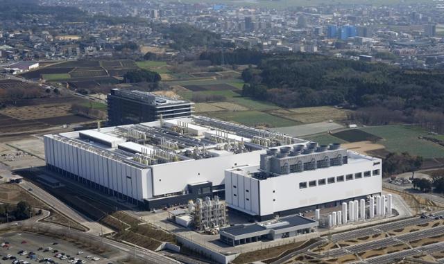 세계 최대 반도체 파운드리(위탁생산) 업체인 대만 TSMC가 일본 구마모토현 기쿠요마치에 설립한 제1 공장 전경. 지난 2월 12일 촬영했다. 기쿠요(일본 구마모토현)=교도 연합뉴스