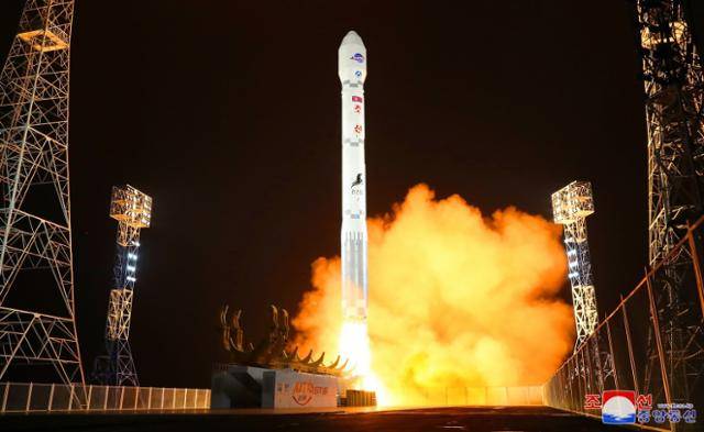 북한이 2023년 11월 21일 평안북도 철산군 서해위성발사장에서 군사정찰위성 '만리경-1호'를 탑재한 발사체를 쏘아 올리고 있다. 평양=조선중앙통신 연합뉴스