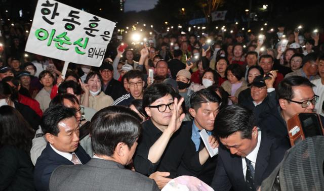 한동훈 국민의힘 총괄선거대책위원장이 7일 충북 청주시 청원구 오창호수공원에서 열린 ‘국민의힘으로 청주살리기’ 지원유세에서 김수민 후보 지지를 호소하며 이동하고 있다. 뉴스1