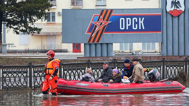 보트 타고 대피하는 러시아 오르스크 주민들 [연합뉴스 제공]