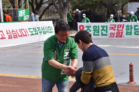 조원진 우리공화당 후보가 7일 두류공원에서 선거운동을 펼치고 있다. [사진=조원진 후보 사무실]