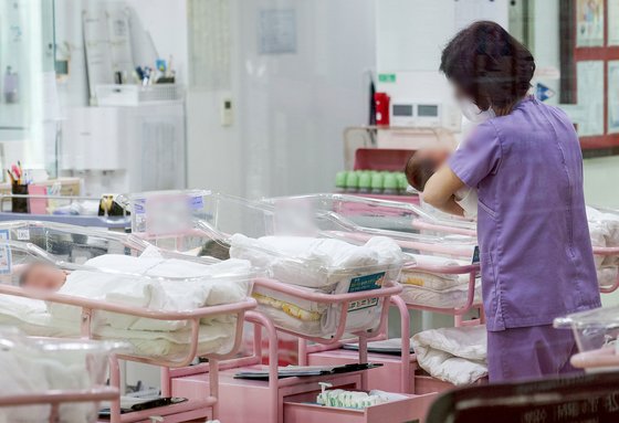 분기 출산율이 처음으로 0.6명대로 떨어지며 저출산 현상이 이어지고 있는 가운데 지난 2월 28일 오후 서울 시내 한 산후조리원 신생아실에서 간호사 등 관계자가 신생아들을 돌보고 있다.   통계청 '2023년 출생·사망 통계'와 '2023년 12월 인구동향'에 따르면 지난해 출생아 수는 23만 명으로 전년(24만9200명)보다 1만9200명(7.7%) 줄어들며 지난해에 이어 또 역대 최저를 기록했다. 지난해 4분기 합계출산율은 0.65명으로 사상 처음으로 0.6명대로 떨어졌다. 연합뉴스
