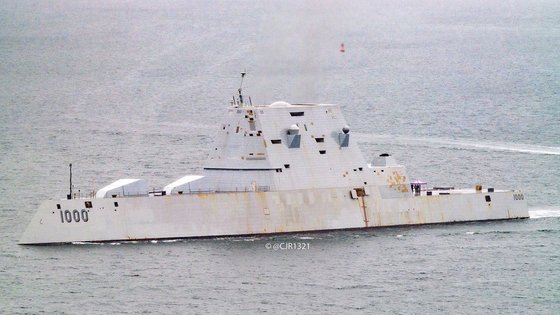 녹이 슬고 타일이 벗겨진 채 귀항하는 미국 해군의 구축함 줌월트함. @WarshipCam