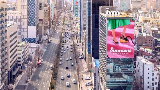 서울 도산대로 옥외 디지털 빌보드에 2022 브랜드 캠페인 ‘오들리 새티스파잉 비디오(Oddly Satisfying Video)'를 선보이는 모습. 사진 시몬스침대