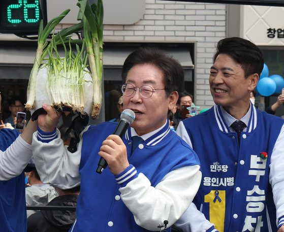 이재명 더불어민주당 대표가 6일 경기 용인 수지구 펑덕천사거리 일대에서 열린 부승찬 용인시병 후보 지지유세에서 대파 헬멧을 들고 있다. 뉴스1