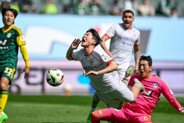 ▲ 강원FC 황문기가 7일 오후 2시 전주월드컵경기장에서 열린 전북현대와 하나은행 K리그1 2024 6라운드 원정 경기에서 상대 골키퍼의 반칙으로 페널니킥을 얻어냈다. 사진제공=강원FC