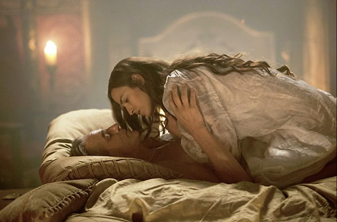 알렉산데르6세는 젊은 시절부터 교황이 된 이후까지 색을 끊임없이 탐한 인물이었다. 사진은 미드 ‘보르지아’의 한 장면. 알렉산데르6세는 미중년 배우 제레미 아이언스가 연기했다. [사진출처=IMDB]