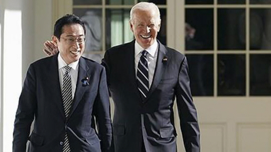 기시다 후미오(왼쪽) 일본 총리와 조 바이든 미국 대통령 AP 연합뉴스