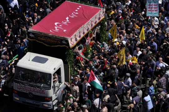 5일 이란 테헤란에서 이스라엘의 시리아 공습으로 사망한 이란군 추모식이 열리고 있다. AP 연합뉴스