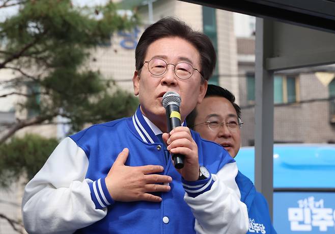 더불어민주당 이재명 대표가 6일 서울 성동구 금남시장 인근에서 박성준 후보 지원 유세를 하고 있다. [연합]