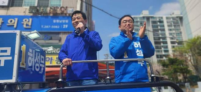 김민기(경기 용인 을) 국회 국토교통위원장(사진 왼쪽)과 허성무 후보와 함께 거리 유세를 하고 있다. 허성무 선대위 제공