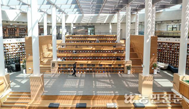 천장에 나 있는 창문 덕에 햇살이 도서관 내부를 가득 채운다. 인제=백승철 프리랜서 사진기자