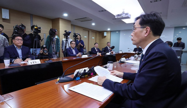 한훈 농림축산식품부 차관은 3월13일 한국식품산업협회에서 10개 주요 식품기업 대표들과 간담회를 열어 “식품업계에선 국제 원재료 가격 변화를 탄력적으로 가격에 반영해 물가안저에 협조해달라”고 당부했다. 사진은 지난해 10월 한 차관이 식품업계와 간담회에서 인사말을 하는 모습. 연합뉴스