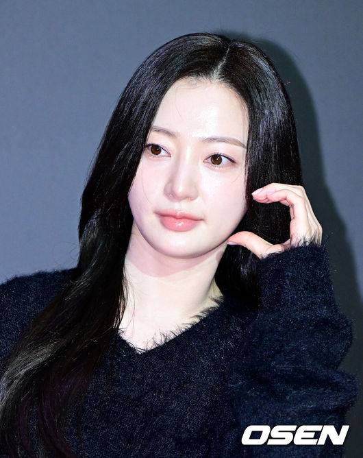 [OSEN=지형준 기자] 28일 오후 서울 청담동 CGV청담씨네시티에서 영화 '패스트 라이브즈' 스크리닝 나잇 포토월 행사가 열렸다.'패스트 라이브즈'는 서울에서 어린 시절을 보낸 나영과 해성이 24년 만에 뉴욕에서 다시 만나, 이어져온 이들의 인연을 돌아보는 운명적인 이야기를 다뤘다. 셀린 송 감독의 자전적인 이야기가 담겼다.한국계 캐나다인 셀린 송이 감독 및 각본을 맡은 첫 번째 연출작으로 미국 독립영화상인 ‘필름 인디펜던트 스피릿 어워즈’에서 작품상과 감독상 수상했다. 또한 제96회 아카데미 시상식 각본상 부문 후보로 올랐다.&nbsp;배우 송하윤이 포토타임을 하고 있다. 2024.02.28 /jpnews@osen.co.kr