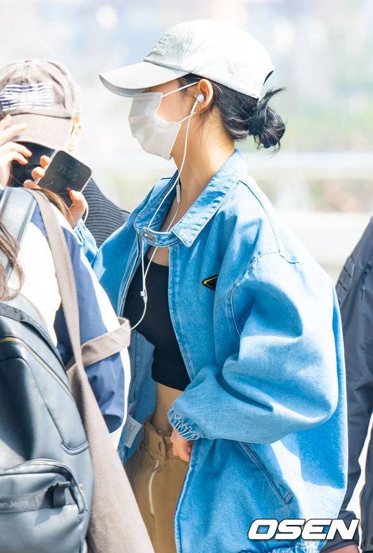 [OSEN=김포공항, 민경훈 기자] 걸그룹 에스파(aespa)가 6일 오후 김포공항을 통해 해외 일정 차 일본 도쿄로 출국했다.에스파 카리나가 출국장으로 이동하고 있다. 2024.04.06 /rumi@osen.co.kr