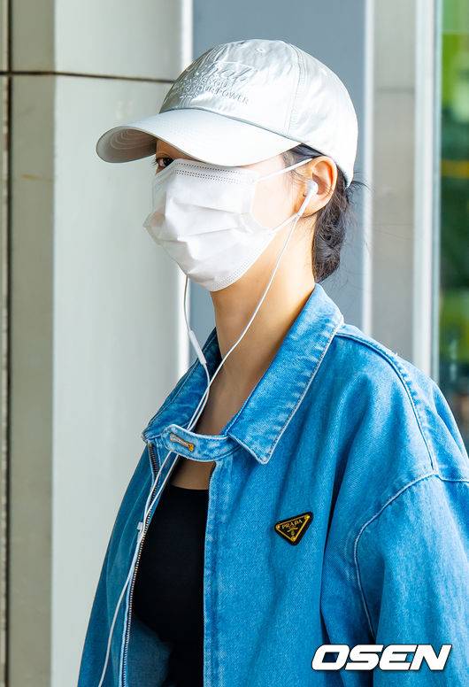 [OSEN=김포공항, 민경훈 기자] 걸그룹 에스파(aespa)가 6일 오후 김포공항을 통해 해외 일정 차 일본 도쿄로 출국했다.에스파 카리나가 출국장으로 이동하고 있다. 2024.04.06 /rumi@osen.co.kr