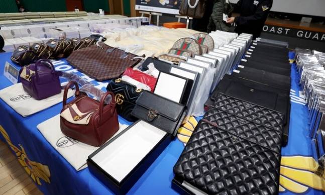 압수된 명품 위조품들 모습. 연합뉴스