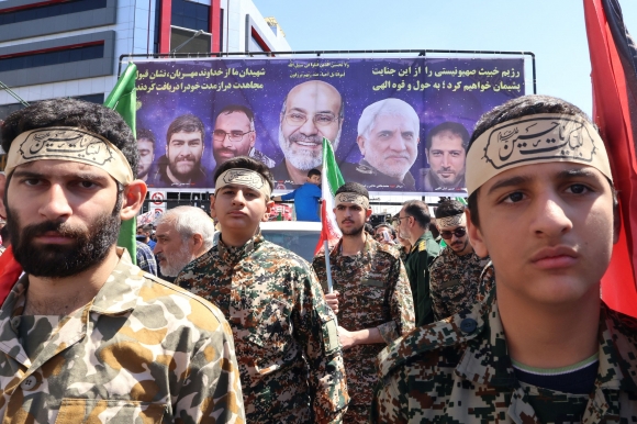 이스라엘 시리아 주재 이란 영사관 공격 - 이란인들이 2024년 4월 5일(현지시간) 테헤란에서 진행된 이란 혁명수비대 대원 7명의 장례식에 참석하고 있다. / 사진=AFP 연합뉴스