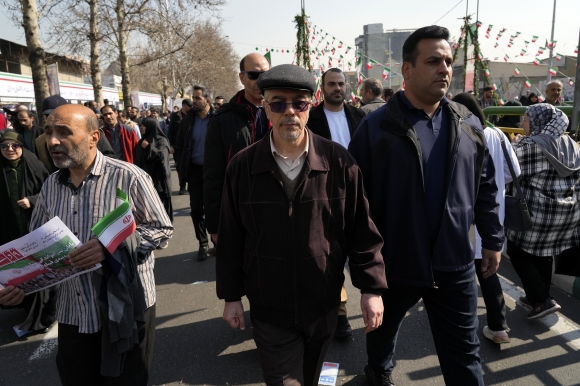 모하마드 바게리 이란군 참모총장 - 모하마드 호세인 바게리(가운데) 이란군 참모총장이 2월 11일(현지시간) 이란 테헤란에서 열린 1979년 이슬람 혁명 기념 연례 집회에 참석하고 있다. / 사진=AP 연합뉴스