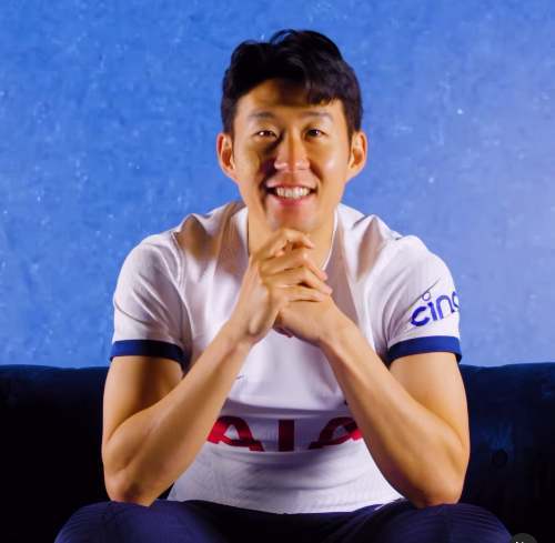 손흥민의 절친으로 유명했던 옛 동료들이 손흥민의 400경기 출장을 축하했다. 해리 케인, 델레 알리, 크리스티안 에릭센 등 토트넘 홋스퍼 시절 손흥민과 절친한 관계를 유지했던 선수들이 손흥민의 400경기 출전 달성을 축하하기 위해 영상을 보냈다. 손흥민은 흐뭇한 영상으로 동료들의 메시지를 지켜봤다. 사진 토트넘 홋스퍼