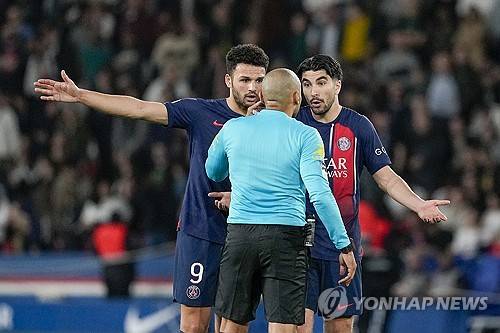 PSG는 7일 프랑스 파리에 위치한 파르크 데 프랭스에서 열린 클레르몽 푸트와의 프랑스 리그1 28라운드 홈경기에서 후반 40분에 터진 곤살루 하무스의 동점골에 힘입어 간신히 무승부를 거뒀다. 이날 PSG는 주중 바르셀로나와의 UEFA 챔피언스리그 8강 1차전 홈경기를 앞두고 있어 대대적인 로테이션을 가동했다. 이강인도 이날 벤치에서 경기를 출발했는데 팀이 선제골을 허용한 동점골을 만들지 못하자 후반 22분 교체 투입되면서 짧은 시간 그라운드를 누볐다. 연합뉴스