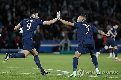 PSG는 7일 프랑스 파리에 위치한 파르크 데 프랭스에서 열린 클레르몽 푸트와의 프랑스 리그1 28라운드 홈경기에서 후반 40분에 터진 곤살루 하무스의 동점골에 힘입어 간신히 무승부를 거뒀다. 이날 PSG는 주중 바르셀로나와의 UEFA 챔피언스리그 8강 1차전 홈경기를 앞두고 있어 대대적인 로테이션을 가동했다. 이강인도 이날 벤치에서 경기를 출발했는데 팀이 선제골을 허용한 동점골을 만들지 못하자 후반 22분 교체 투입되면서 짧은 시간 그라운드를 누볐다. 연합뉴스